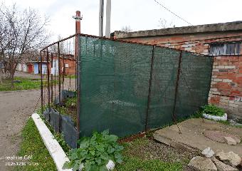 Администрация Ейского городского поселения Ейского района обращается к лицам, установившим металлическое ограждение и организовавшим за ограждением места для отдыха, на земельном участке общего пользования, граничащем с земельным участком ГСК «Солнечный»,