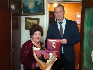 Глава Ейска Денис Квитовский и коллектив городской администрации поздравляют с юбилеем Нину Николаевну Германовскую